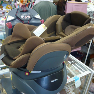 アップリカ 回転式 チャイルドシート フラディア ラクート ファミリー ヘルシンイエロー 新生児～4歳 札幌市 西岡店 Fladea チャイルドシート アップリカ フラディア プラス アイソ
