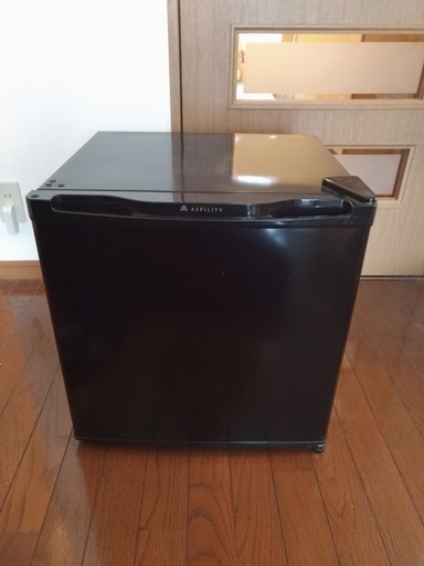 1年間のみ使用！　冷蔵庫ブラック2016年製☆　コンパクトでオシャレ★　ひとり暮らし用！　エスキュービズム 1ドア冷蔵庫 WR-1046BK ブラック 46L ★　中古動作品♪　26日まで限定！　2016年製