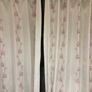 ☆シンプルアイボリーカーテン(花柄ピンク刺繍)、ニトリ