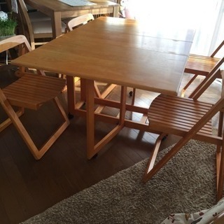 テーブルの折り畳みができ、椅子の収納が可能