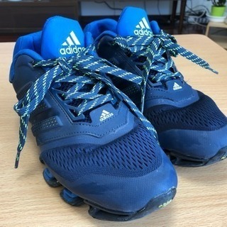 adidas スニーカー