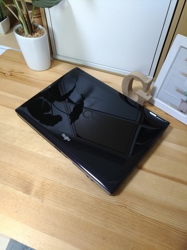 大容量500Gでcorei3の高性能FUJITSU！　綺麗で可愛いブラック光沢♪　最新Windows10☆　高速PC★　メモリ4G　富士通　FUJITSU　LIFEBOOK　64Bit　大容量500G　黒光沢　高級感　13.3インチで持ち運びが便利 　ノートパソコン　無線LAN　Wi-Fi対応 　DVDドライブ