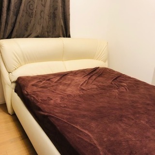 オフホワイト 革 シンプル カッコいい マット付き ダブルベッド 高級感 ...