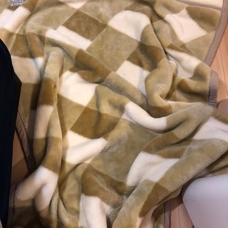 クリーム色のシングル毛布です。