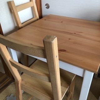 IKEAのダイニングテーブルとチェア2脚