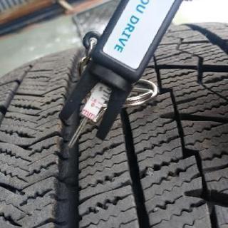 保管場所が手狭な為、売り切りたいので値下げしました。2017年製 225/50R18 ブリヂストン VRX 4本 ■ホイール1本欠品