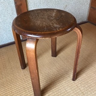 木製の曲脚丸椅子 スツール
