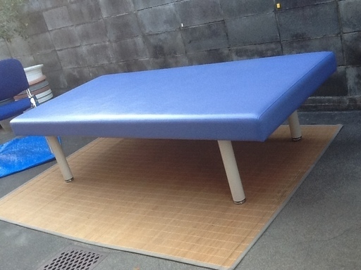 【希少品】90×190㎝サイズの幅広ワイドのマッサージベッド　リハビリ、訓練台等に　デイサービスセンターで使用でした　配達もします