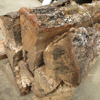 広葉樹（ナラ・シイ）ミックスの乾燥薪です！一束約8kg～10kg...