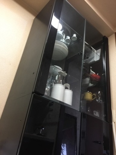 艶のある漆黒の食器棚