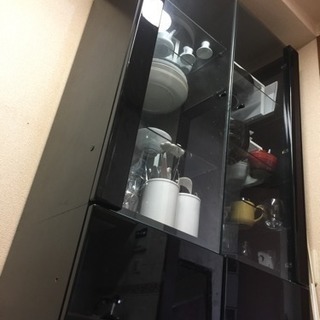 艶のある漆黒の食器棚