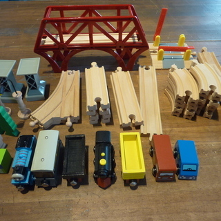 ■S23■美品■木製レールセット トーマス付き 線路 玩具 おも...