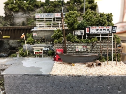 鉄道風景ジオラマNゲージの電車付きです。