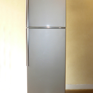 中古美品　家庭用スリムタイプの大型冷蔵庫　日立冷凍冷蔵庫R-23DA