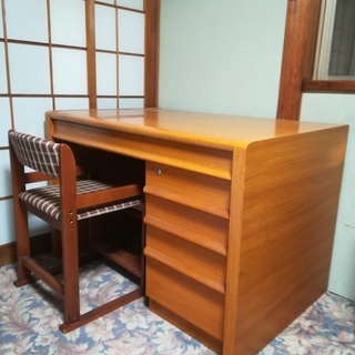 木製の学習机とイス。