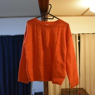 オレンジ・レッドセーター
