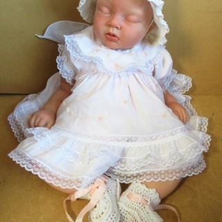 ☆リアル赤ちゃん人形 帽子とお洒落な白いドレス、靴下付き◆抱っこ...