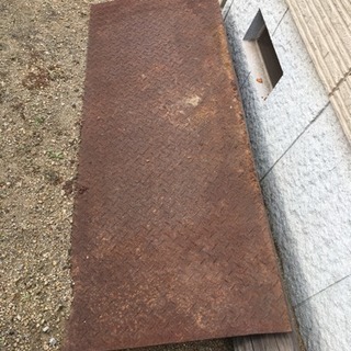 鉄板   (その1)  車庫前、側溝の上などに