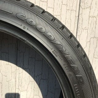 美品 スタッドレスタイヤ 225 45 18