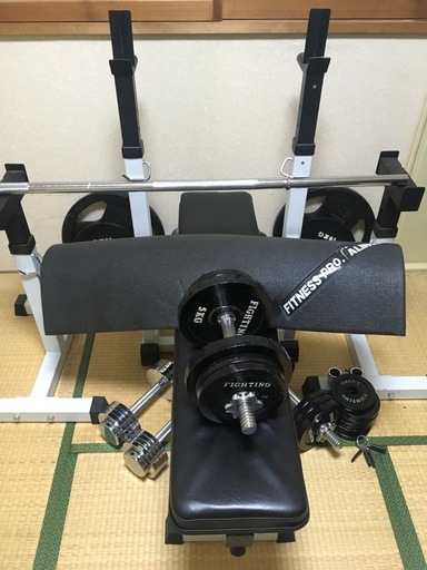 ベンチプレス台、バーベル、ダンベル、プレート、マットなどの７点