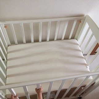 赤ちゃんベッドとベビーカー