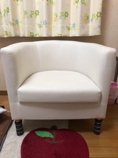最終処分 IKEA 1人用ソファ シンプルな白いソファです。