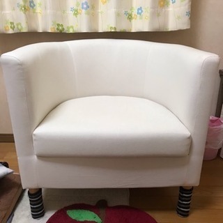 最終処分 IKEA 1人用ソファ シンプルな白いソファです。