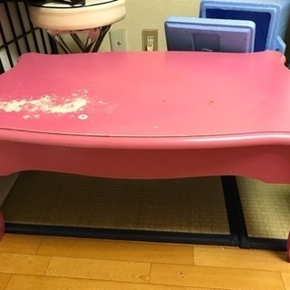 中古テーブル（ピンク）差し上げます。