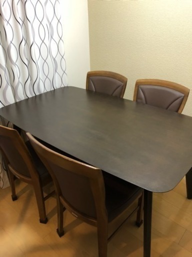 3年使用、テーブルはニトリ、椅子はカリモク