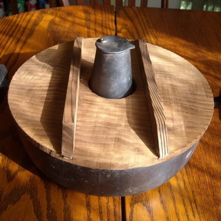 懐石 すき焼きなべ２６ｃｍΦ　中央煙突・木蓋付き・鋳物製