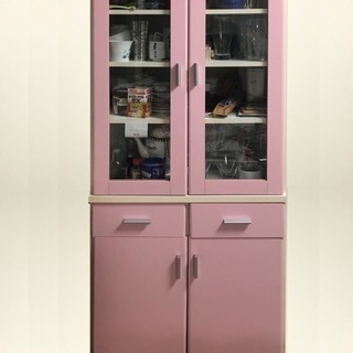 可愛らしいピンク色食器棚