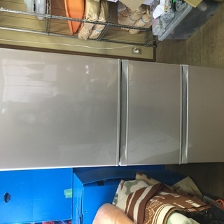 お買い得！ 東芝　3ドア冷凍冷蔵庫　野菜室が真ん中　330L　GN-H34SY(NP） 2015年製　　