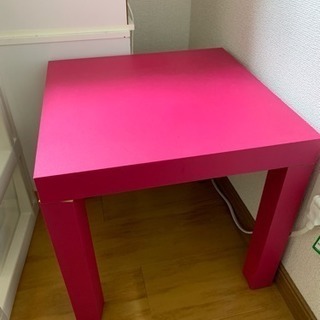 ピンクの小さめテーブル