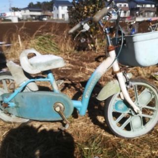 女の子用の水色の自転車