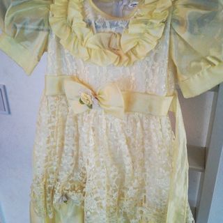 女の子黄色のドレス