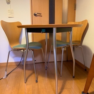 丸テーブルと椅子x2脚