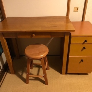 ちょっとレトロな木製の机と椅子セット 