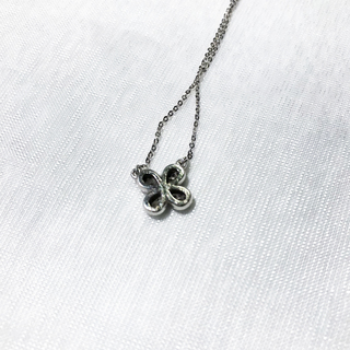 ペンダント ダイヤ パヴェ K18WG 四つ葉 ラッキーチャーム 100794