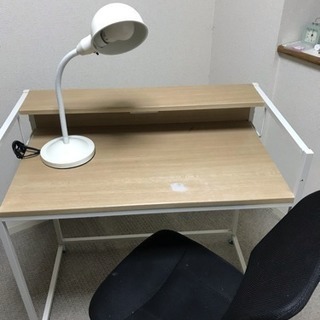 パソコンデスク、椅子、ライト