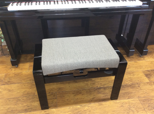 今まで見たことがないタイプの高級ピアノ椅子　新品　高級感　日本製