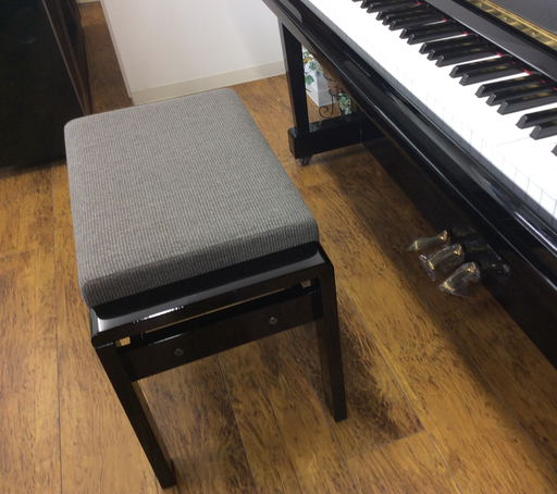 今まで見たことがないタイプの高級ピアノ椅子　新品　高級感　日本製