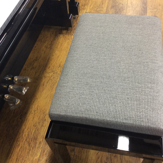 今まで見たことがないタイプの高級ピアノ椅子 新品 高級感 日本製