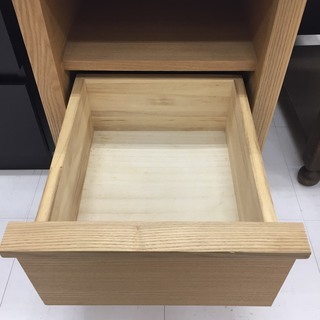 取りに来ていただける方限定！ベッド周りの収納に便利なナイトテーブルのご紹介です！