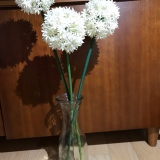 シンプルな花瓶と3本の白いフェイクのお花のセット