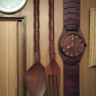 大きなフォークとスプーンと腕時計