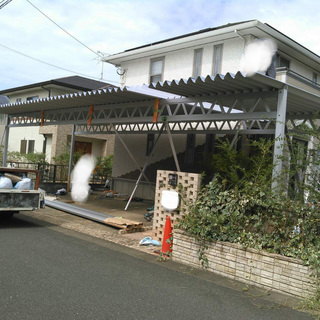 カーポート　センターの柱がない！折半カーポート　幅約12m×奥行5.5ｍ　積雪約2mに耐える！ カーポート センターの柱がない！折半カーポート 幅約12m×奥行5.5m