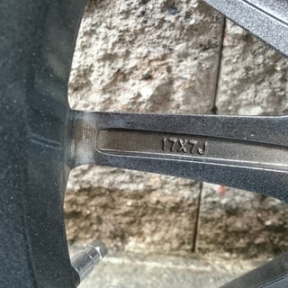 スタッドレスタイヤ 215/55 R17 94Q とアルミホイール 17x7J 5穴の4本セット