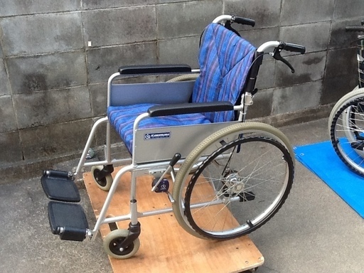 【9300円】車いす専門メーカーのカワムラサイクルの車椅子　メンテナンスフリーのノーパンクタイヤ　自走用、アルミ製で軽量、折りたたみで背折れも　配達もします