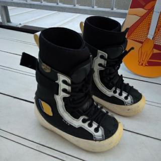 BURTONスノーボードとディズニーカバーと靴とお尻パッド膝当ての5点セット