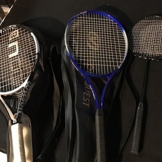 テニスラケット2本(硬式)バドミントンラケット2本